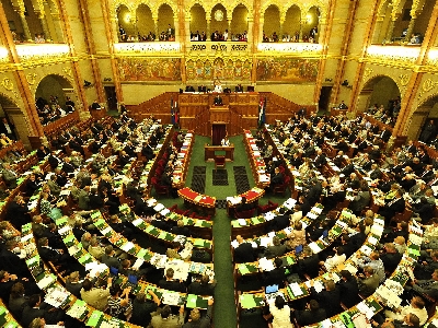 A rezsicsökkentés folytatásáról dönthet a parlament