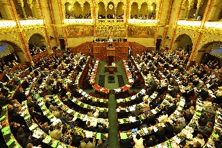 A rezsicsökkentés folytatásáról dönthet a parlament